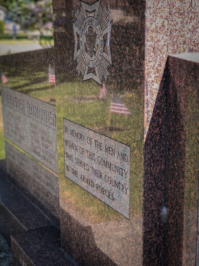 Granite memorial reads In memory of the men and women of this community who served their country in the Armed Forces. 